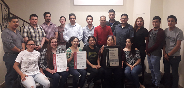 En días pasados, por primera vez, se recibió la acreditación bajo el estándar de ISO 22000:2005 para la Planta RTE Aztlán otorgado por la reconocida casa consultora Global Standard, en la cual se desarrollan auditorías de certificación con la autorización y aprobación de organismos de acreditación internacionalmente reconocidos para los esquemas ISO 9001, ISO 14001, ISO 22000 y FSSC 22000.