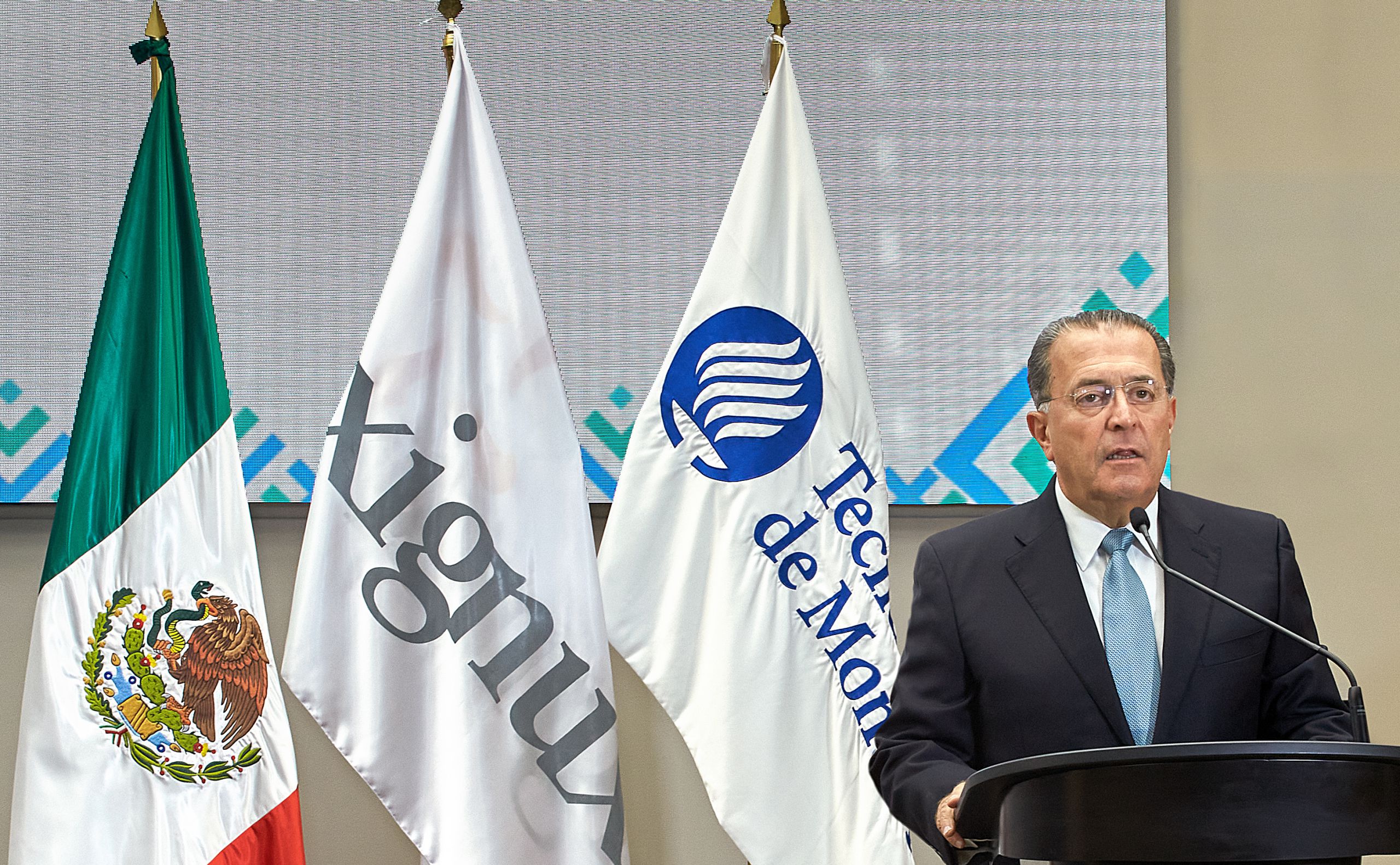 Eugenio Garza Herrera, presidente del Consejo de Administración de Xignux y presidente del Consejo Directivo del Premio Rómulo Garza